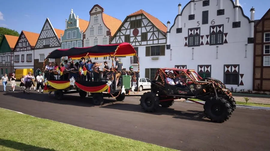 Desfile do Carretão na manhã deste sábado anuncia a abertura da 36ª Oktoberfest de Marechal Cândido Rondon 